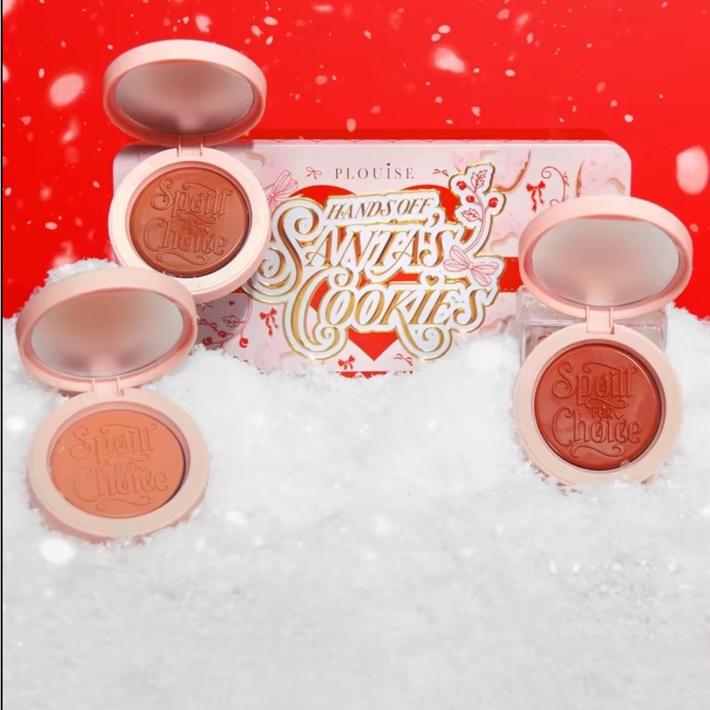 P. Louise Santa's Cookies Blush Set - (3) Blush shades inside this cute tin.